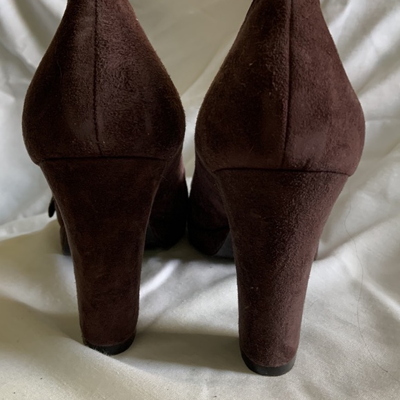 Peep Toe  platform with cool cross over buckle design - Picture 5 of 10